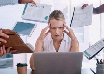 Estrés Laboral y Burnout: Autocuidado y Cumplimiento Psicosocial en Chile